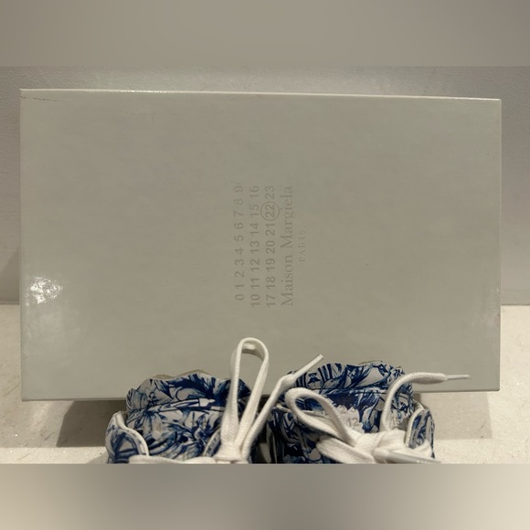 So cool new in box Martin Margiela blue and white leather print slides. Size 38 - Picture 5 of 12